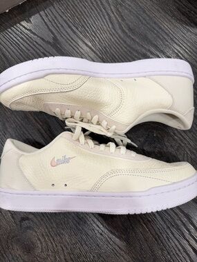 Nike Court Vintage Premium Women's Shoe size 9- new
